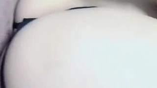 高颜值极品性感短裙丁字裤美女和闺蜜,男友一起旅游,酒店房间男当着女友闺蜜的面扯掉她短裙要插逼,人美毛旺!