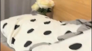 继妹和继母在三人行中分享继兄的阴茎
