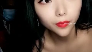 可爱的少女艾尔莎在厨房里沉迷于自我愉悦