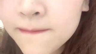 美少女-小七-：我下面被干出血来了????好奇的宝宝们，厕所尿尿特写，姨妈血