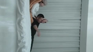 很有女人味的长发气质美女白领约会四眼小青年火气很足干一会美女舔一舔屌然后再干搞了2炮有点像姐弟恋