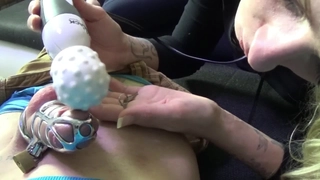 已婚妇女用假阳具形状的鸡巴痛苦地翻滚